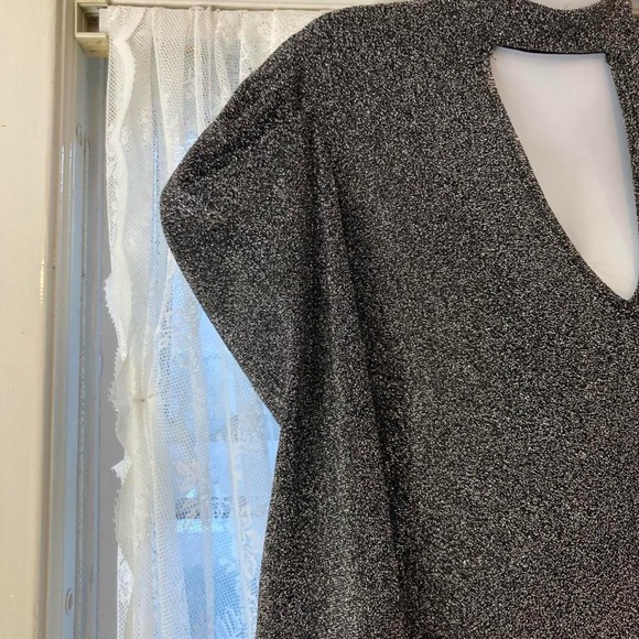 Elegant Silver Shimmering Long Sleeve Dress the open detail in front M - Picture 3 of 5